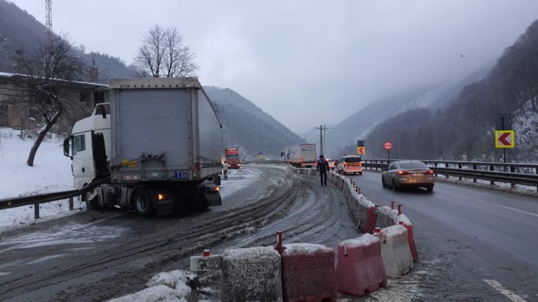 FOTO Trafic îngreunat pe Valea Oltului din cauza unei tamponări