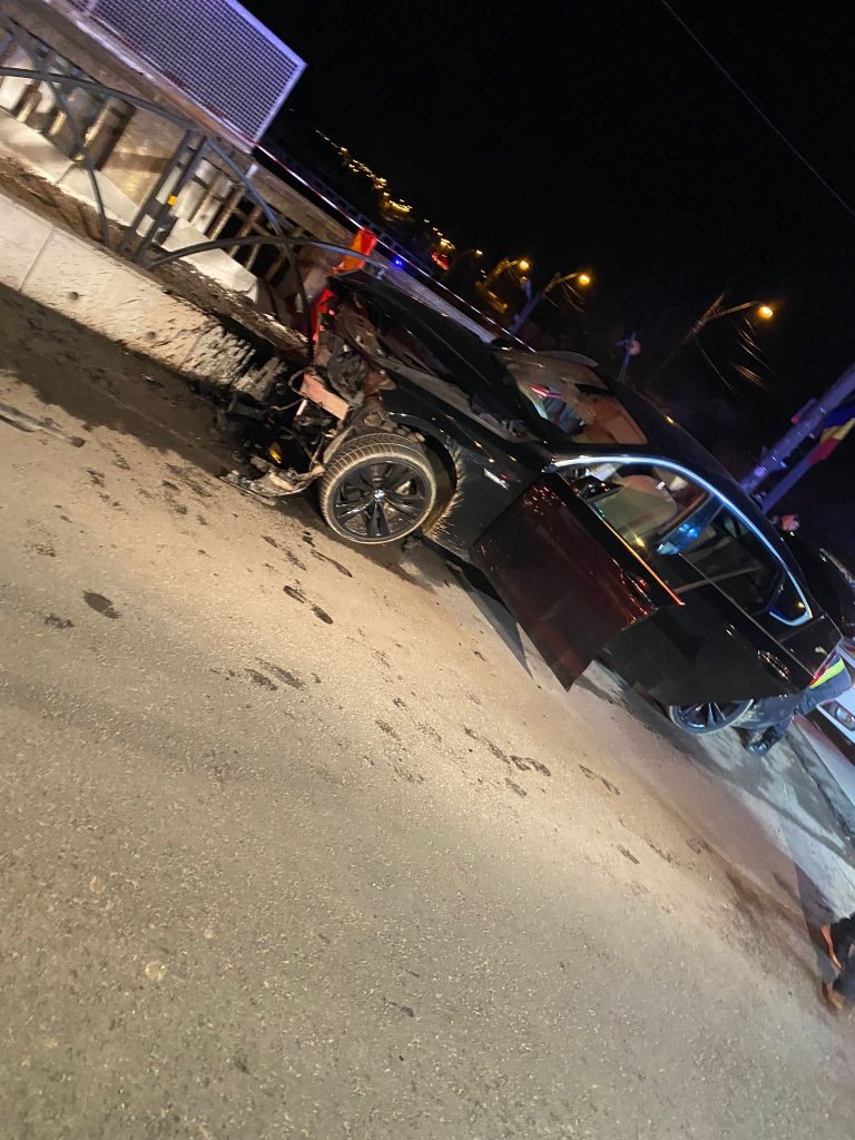 FOTO Un autoturism în care se aflau 9 persoane, dintre care 4 copii, s-a izbit de un cap de pod, în Mediaş