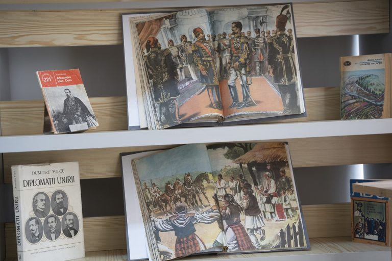 Unirea Principatelor, marcată printr-o expoziţie de carte la Biblioteca Municipală Mediaş