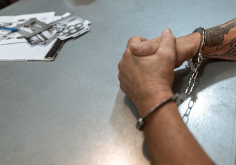 Personaj interlop, cercetat de parchet pentru șantaj cu violență și trafic de influență