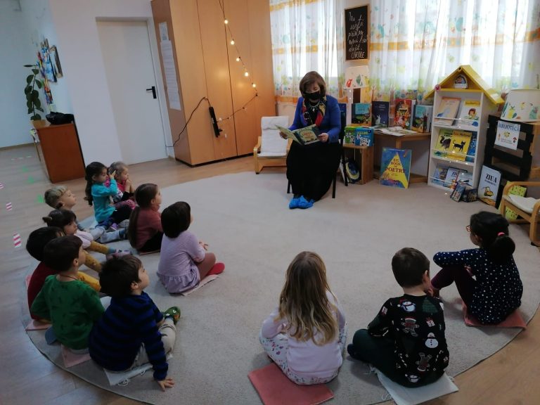 Șeful IȘJ Sibiu le-a spus povești preșcolarilor de la Grădinița nr. 5