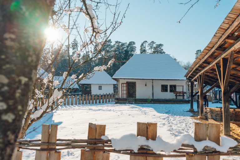 Program de Sărbători în Muzeul Astra. Când va fi închis și programul slujbelor la Biserica din Bezdet