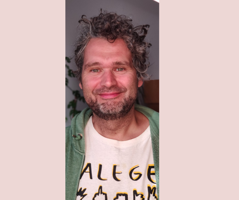 „Născut în România” are premiera online, astăzi la ora 18:00.