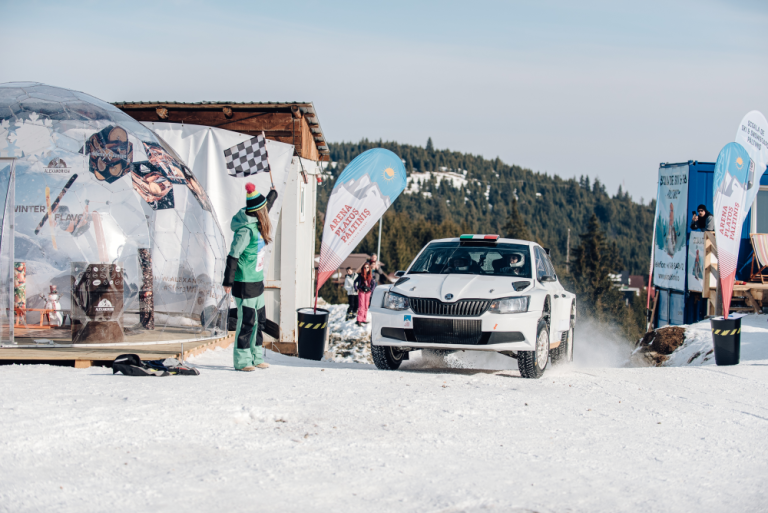 Arena Platoș Păltiniș – sport extrem snowmobil vs. mașină de raliu