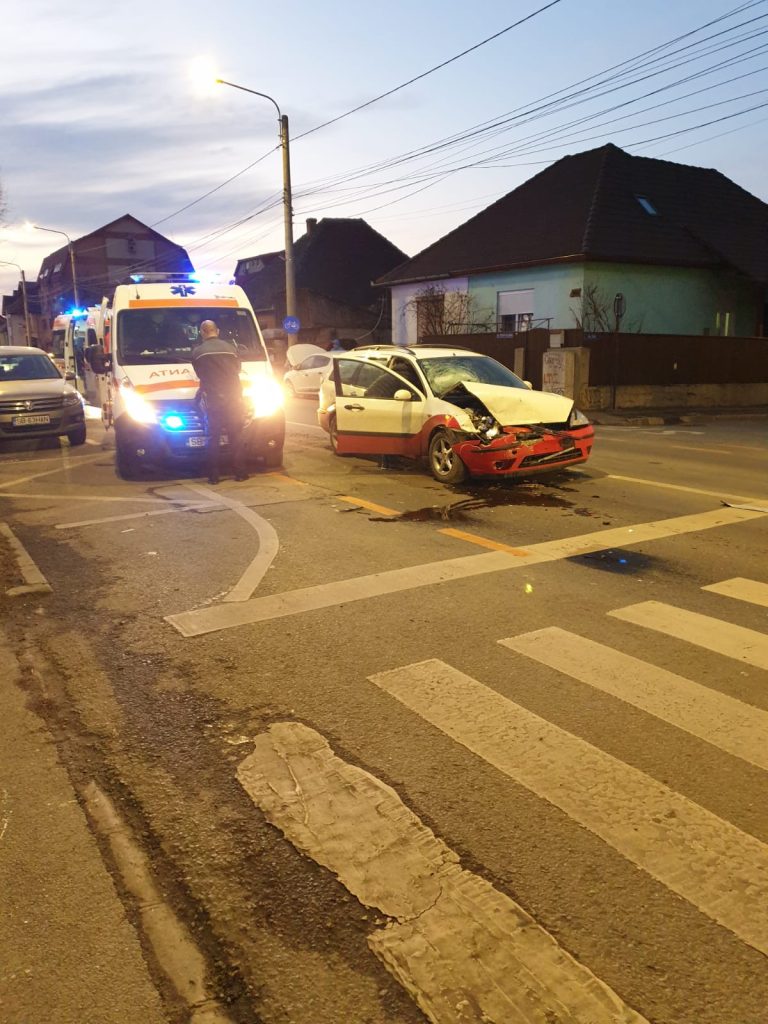 FOTO Două persoane rănite într-un accident rutier în Sibiu