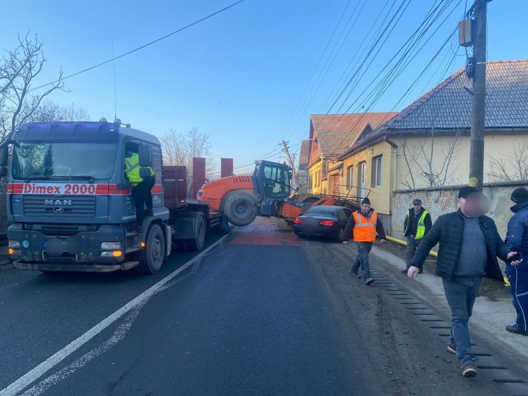 FOTO Un compactor a distrus un stâlp și o conductă de gaz, în Slimnic