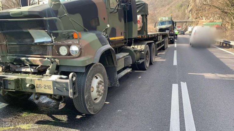 FOTO Trei autovehicule dintr-un convoi NATO, implicate într-un accident pe Valea Oltului