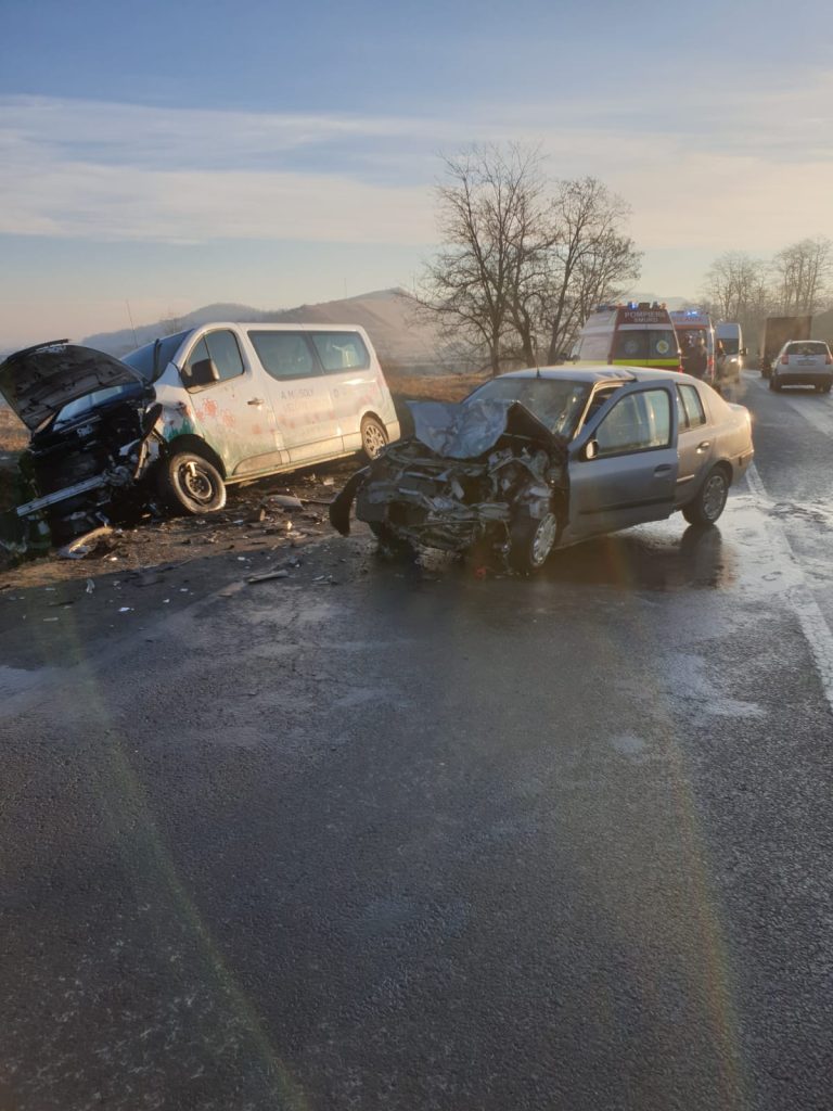 FOTO Impact între un microbuz de transport persoane și un autoturism pe DN14, în zona Târnava