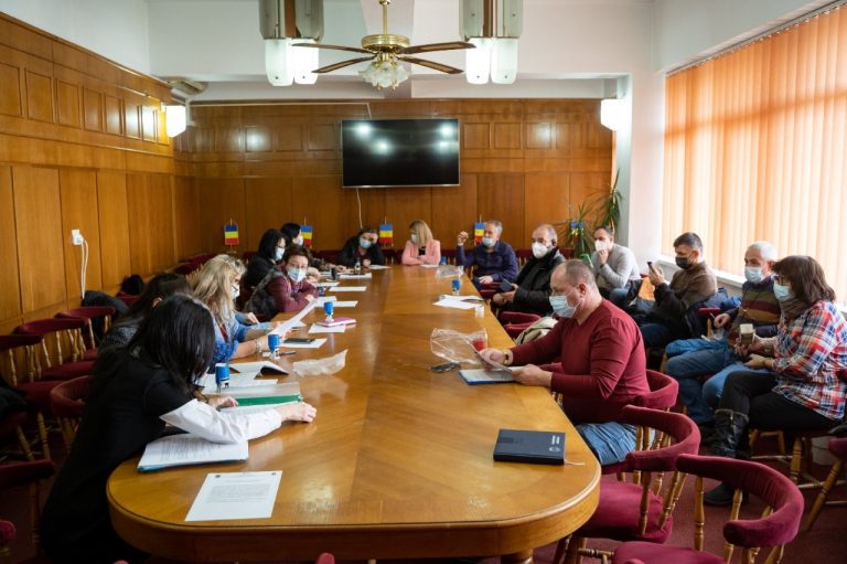 FOTO Şcolile din Mediaş au primit sute de table interactive, routere, camere video şi laptop-uri pentru cadre didactice