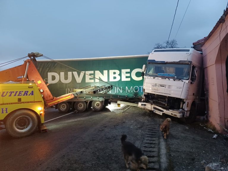 FOTO Un TIR a intrat într-un cap de pod, la Arpașu de Jos