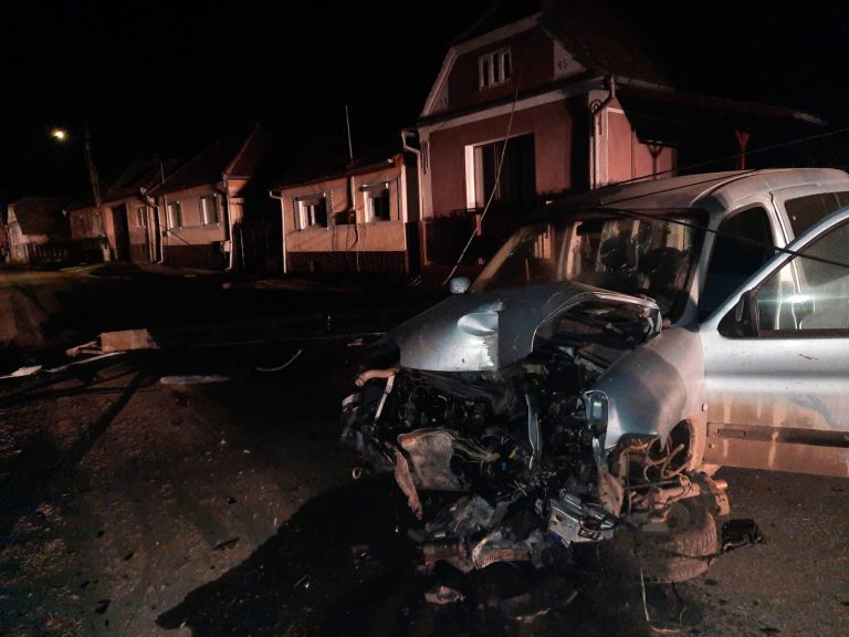 FOTO Un şofer băut a distrus un stâlp de electricitate