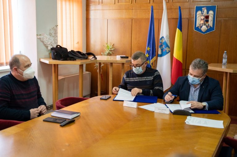 Zeci de mii de litri de dezinfectat şi peste un milion de măşti de protecţie pentru şcolile din Mediaş