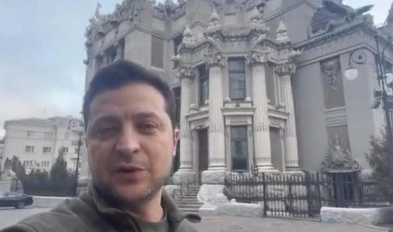 VIDEO Preşedintele Zelenski își îndeamnă, direct din stradă, cetățenii să nu depună armele şi să apere țara
