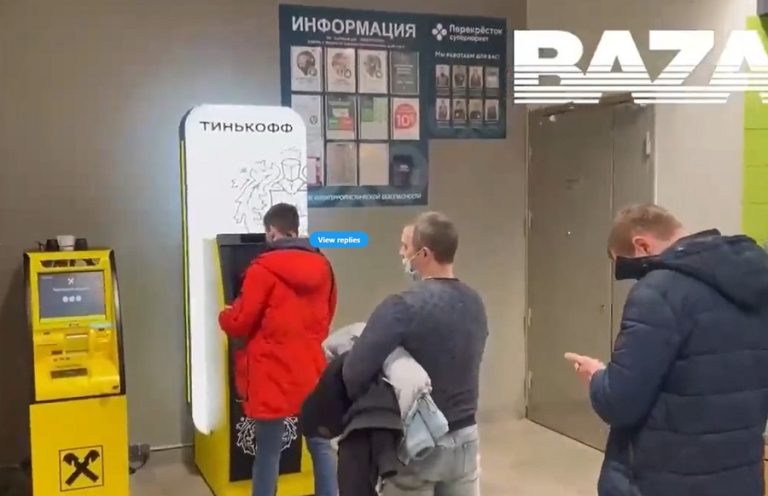 Rușii au luat cu asalt bancomatele. Cursul rublei s-a prăbușit rapid