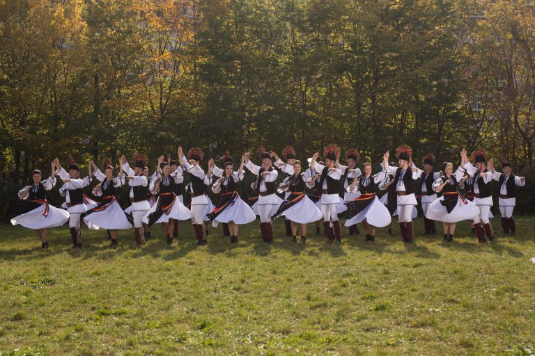 Junii Sibiului duc Călușul oltenesc și jocurile feciorești în Dubai