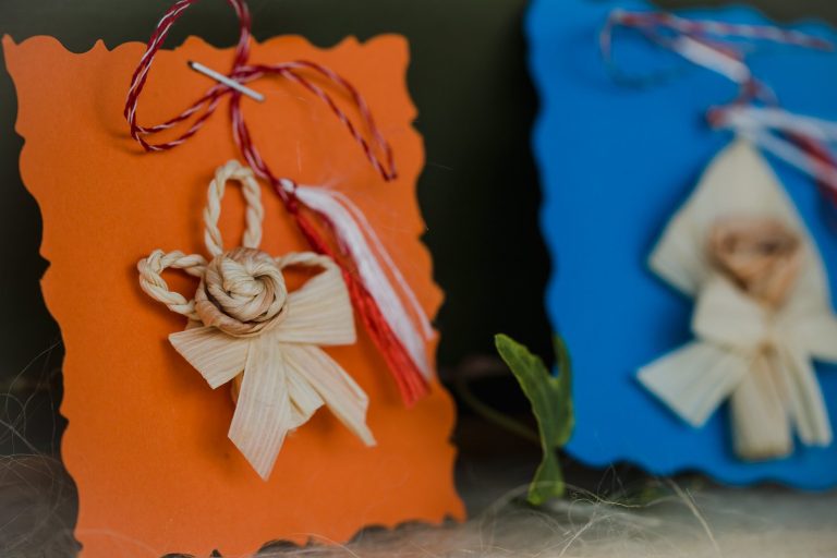 Ateliere de creație, mărțișoare din piele pictată și cu semințe, în weekend, în Muzeul ASTRA