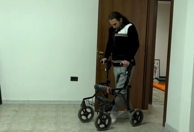 VIDEO Premieră medicală: un bărbat paralizat a reușit să meargă din nou cu ajutorul unui implant în măduvă