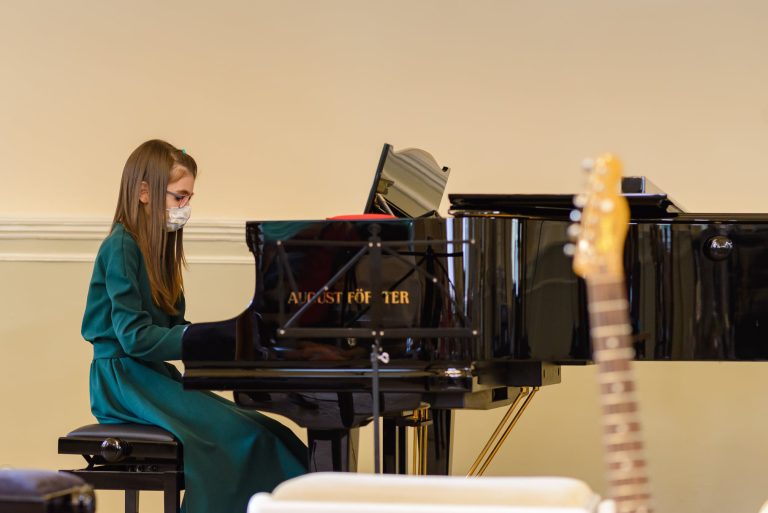 Elevii Școlii Populare de Arte oferă „Mărțișoare Muzicale”