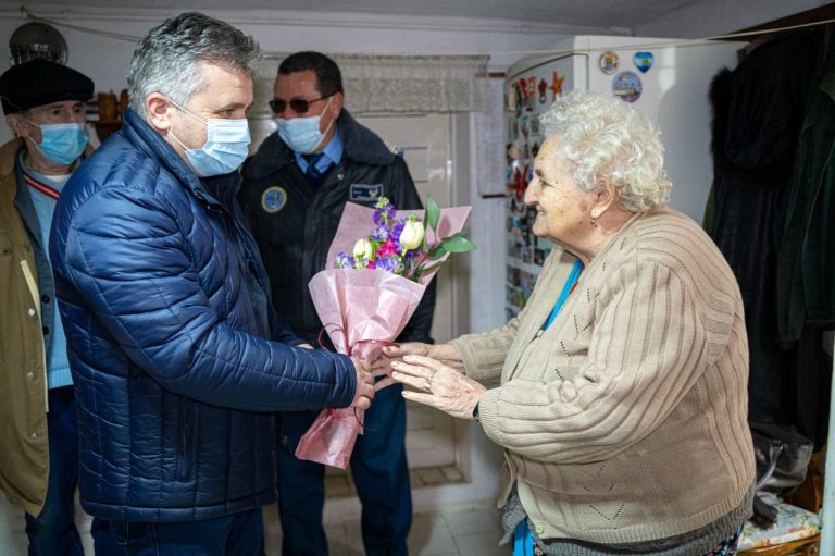 FOTO Surprize de 8 martie pentru soţiile sau văduvele veteranilor de război din Mediaş