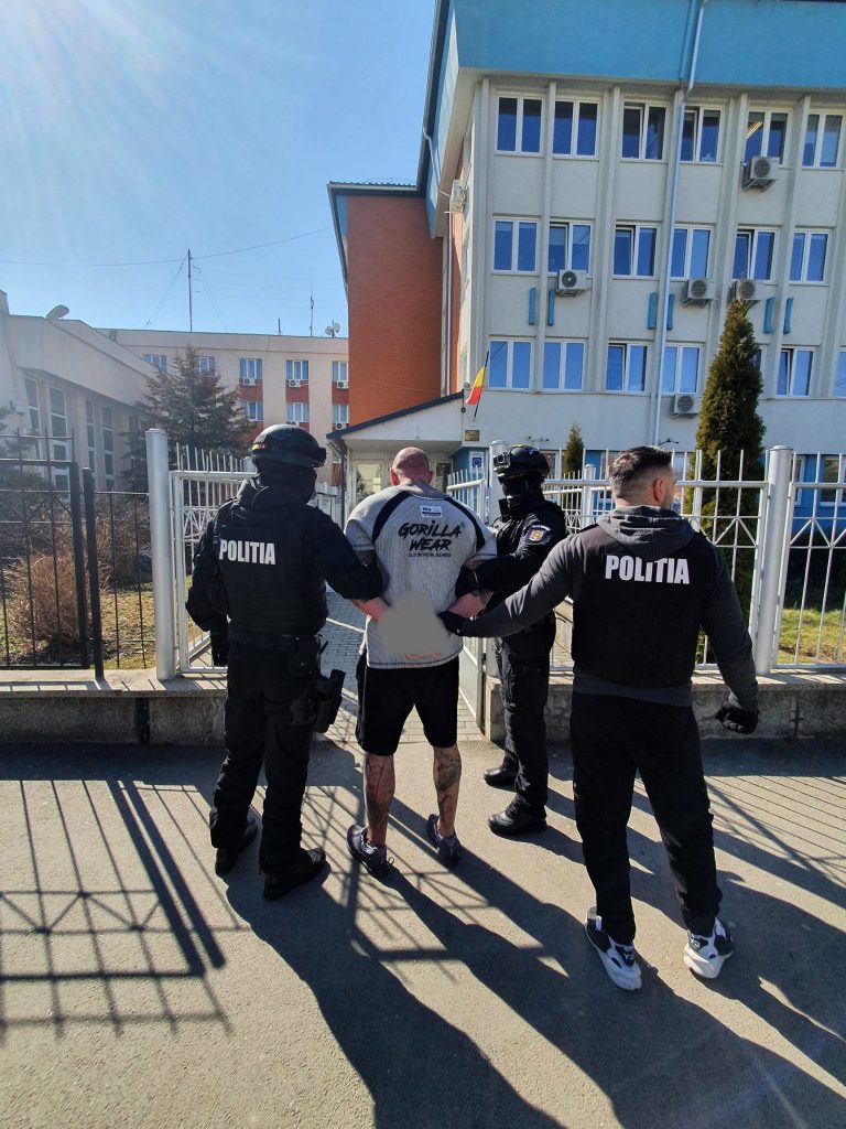FOTO Bărbat din Șelimbăr, reținut pentru proxenetism. Racola fete și le forța să se prostitueze în Austria