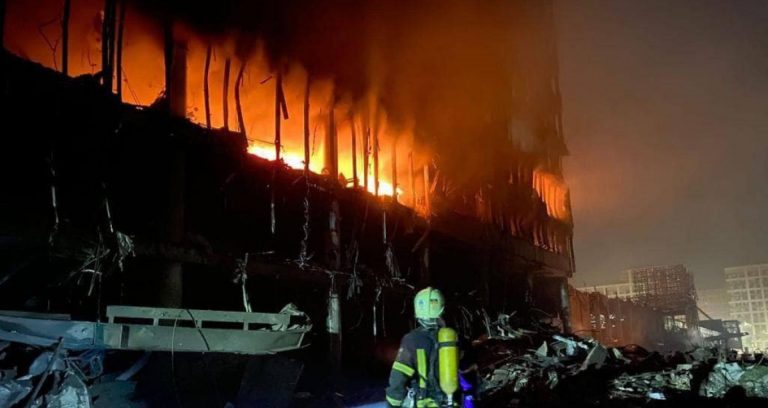 Cel puţin 6 morţi într-un bombardament asupra unui centru comercial din Kiev
