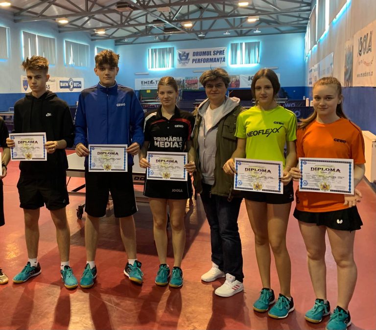 Echipa de tenis de masă a Liceului Teoretic „Axente Sever” Mediaş s-a calificat la faza naţională a Olimpiadei Naţionale a Sportului Şcolar