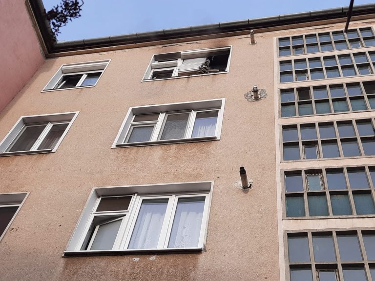 FOTO Fum la etajul 4 al unui bloc din Sibiu. Pompierii și mai multe echipaje SMURD, la locul evenimentului