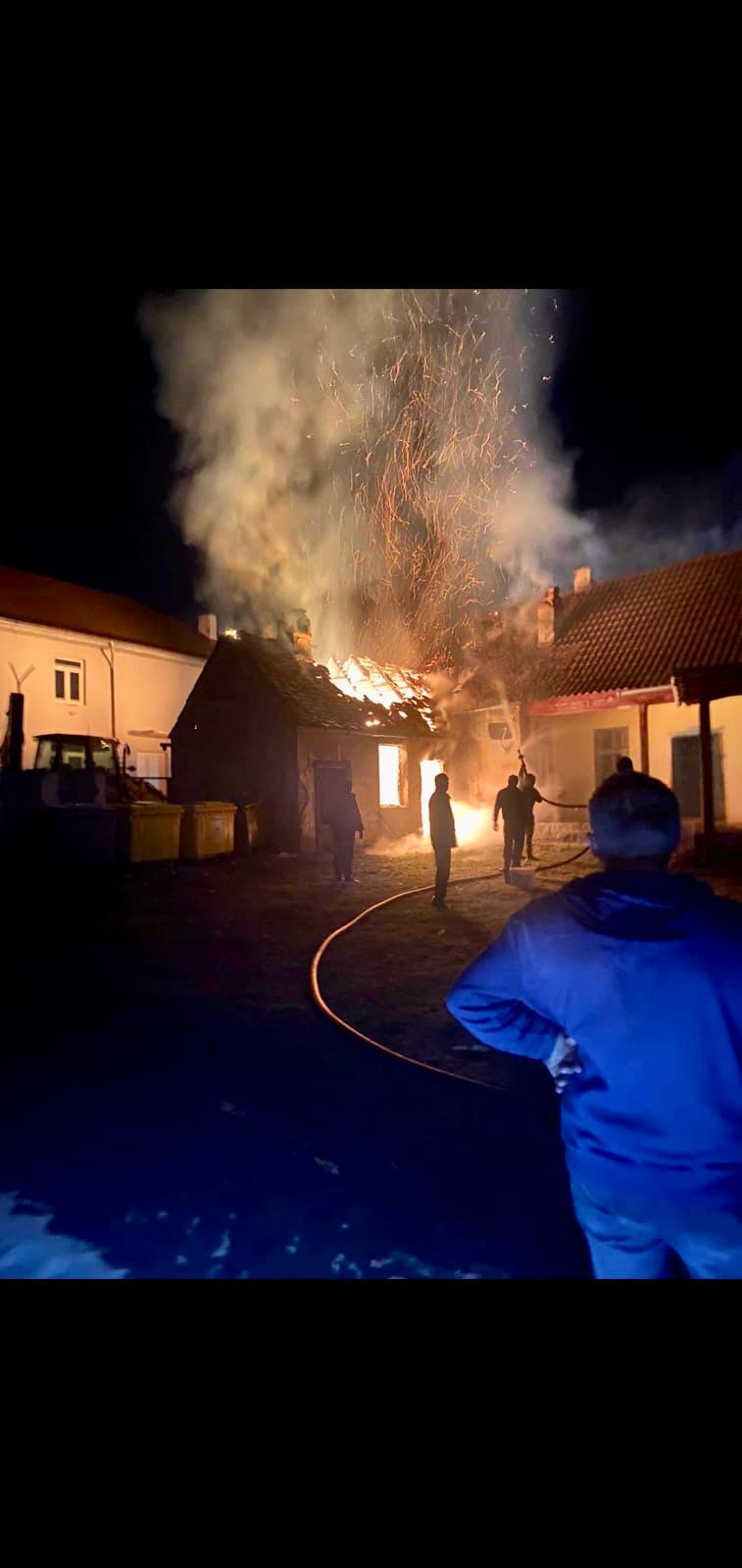 morale finger in spite of Incendiu la o clădire din Alţâna. Focul ar fi putut cuprinde poşta din  localitate - Sibiu 100