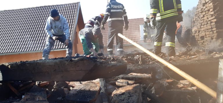 FOTO Incendiu violent la o casă din Laslea