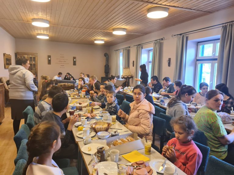 FOTO 53 de refugiaţi din Ucraina, cazaţi la Prod