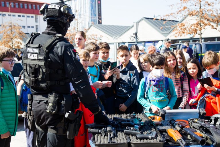 VIDEO: Mascați, dresaj canin sau un laborator criminalistic, surprizele pentru sibieni de Ziua Poliției