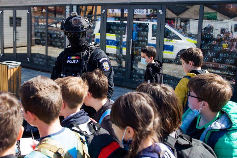 FOTO: Mascaţii şi criminaliştii sibieni, asaltaţi de prichindei de Ziua Poliţiei. „Vedete” au fost şi motocicletele şi autospecialele de poliţie