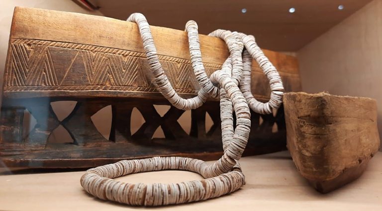 Vertebre de șarpe în podoabe și piele de hipopotam în fâșii, în „Africa lui Franz Binder” de la Muzeul ASTRA