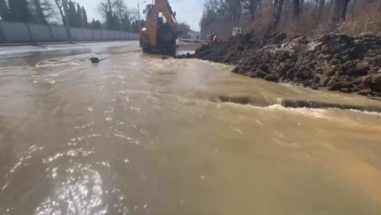 VIDEO Avarie importantă la conductele de apă, pe Calea Dumbrăvii