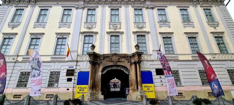 Mesaje de susținere a Ucrainei, afișate de Muzeul Național „Brukenthal”: „Nu ne așteptam ca în anul 2022 să mai vorbim de un război!”