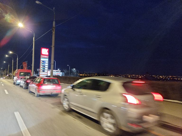 Motorina s-a ieftinit, joi. Avertisment: NU vă bucurați încă