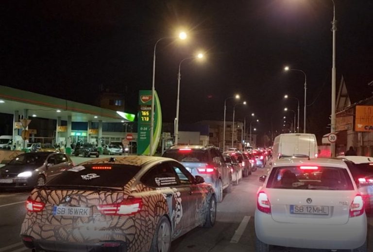 Panica benzinei s-a calmat, prețurile au crescut diferit la stații. Mol, principalul motiv al haosului din Sibiu