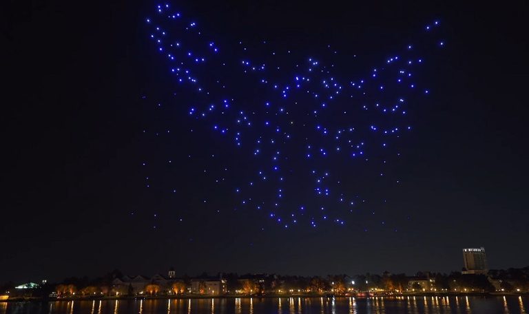 Spectacol cu 200 de drone pe cerul Sibiului, la FITS 2022