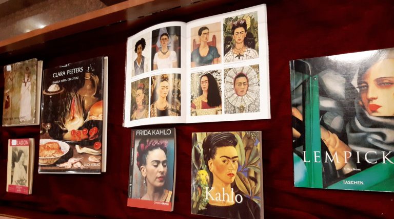 Expoziție dedicată Zilei Femeii, la Biblioteca Județeană ASTRA