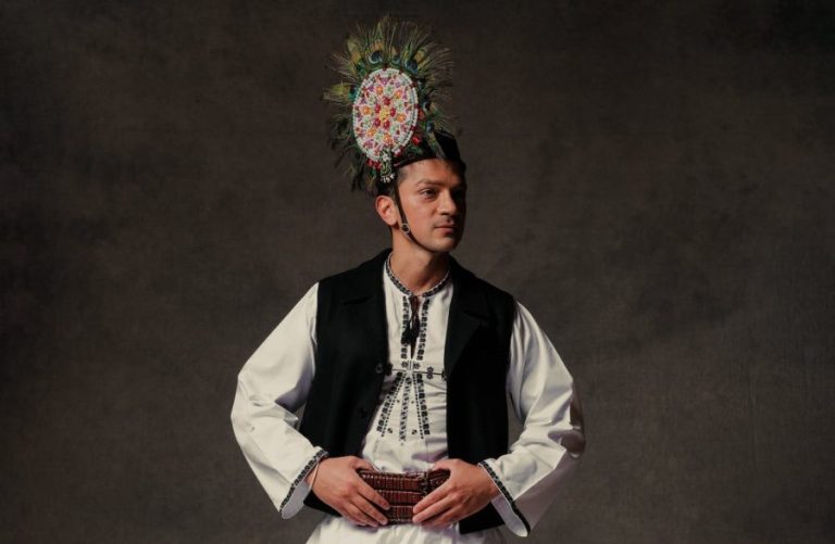 Sibianul ce reprezintă România la Mister Global, îmbrăcat în costum popular din Gura Râului