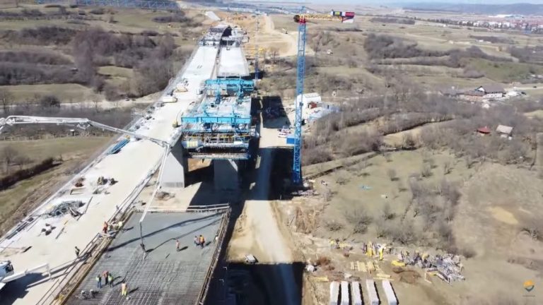 VIDEO&FOTO Autostrada Sibiu – Boița: s-a turnat asfalt și se estimează o deschidere în toamnă. Nodul de la Boița, unul dintre cele mai mari din țară
