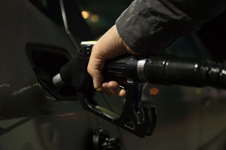 „Carburanți ieftini!” strigă ministrul. Benzinăriile afișează prețuri mai mici cu 50 de bani