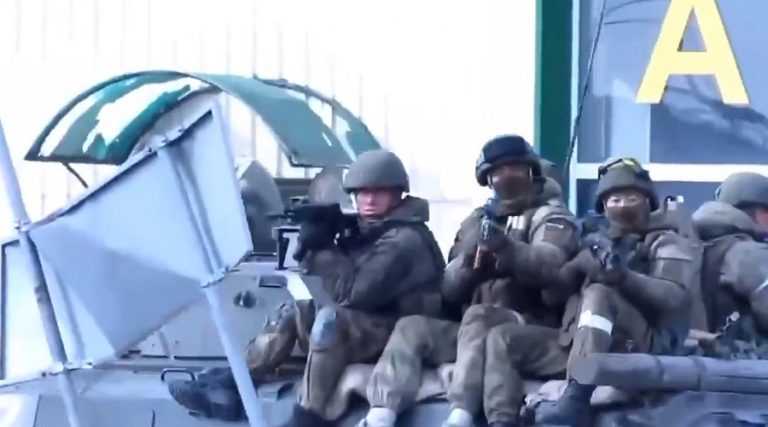 VIDEO Rușii atacă dezlănțuiți, fără discernământ, și lovesc școli și locuințe. Tancurile rusești, filmate prin Harkov, amenințând populația