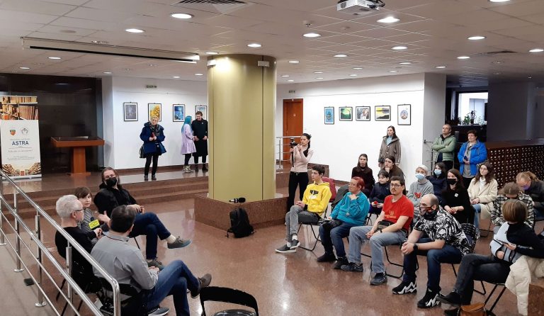 Lucrări de pictură semnate de copii din Ucraina, în foaierul Bibliotecii ASTRA