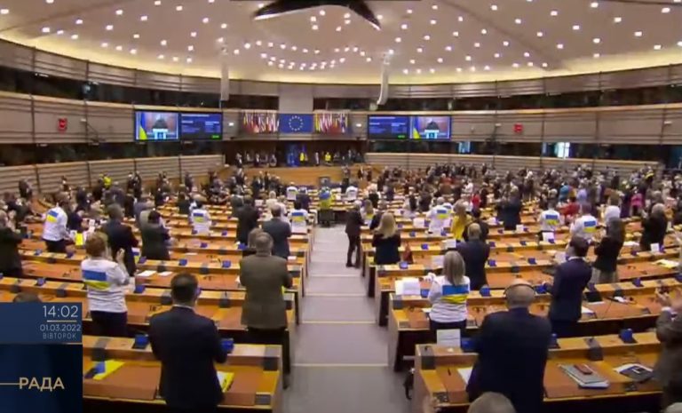 Președintele Zelenski, aplaudat în picioare în Parlamentul European