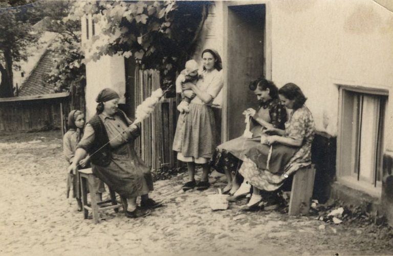 Femeile de altădată din satele sibiene, „prezente” online de ziua lor