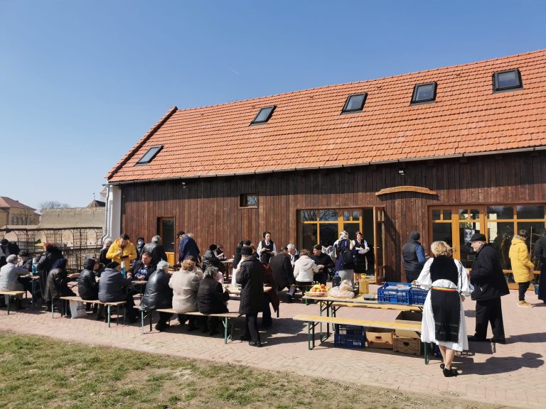 Elevii Școlii Populare din Sibiu se adună „De dragul artei” la Șura Culturală Gușterița