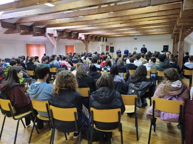 Peste 150 de elevi sibieni au participat la campanie de prevenire a bullying-ului în școală