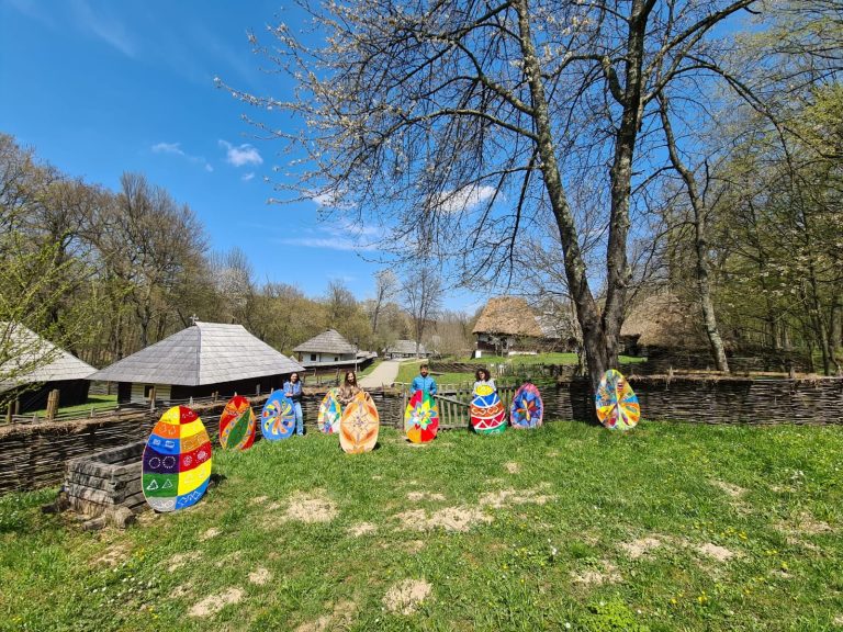 Copiii pictează ouă uriașe, în Muzeul din Dumbrava Sibiului