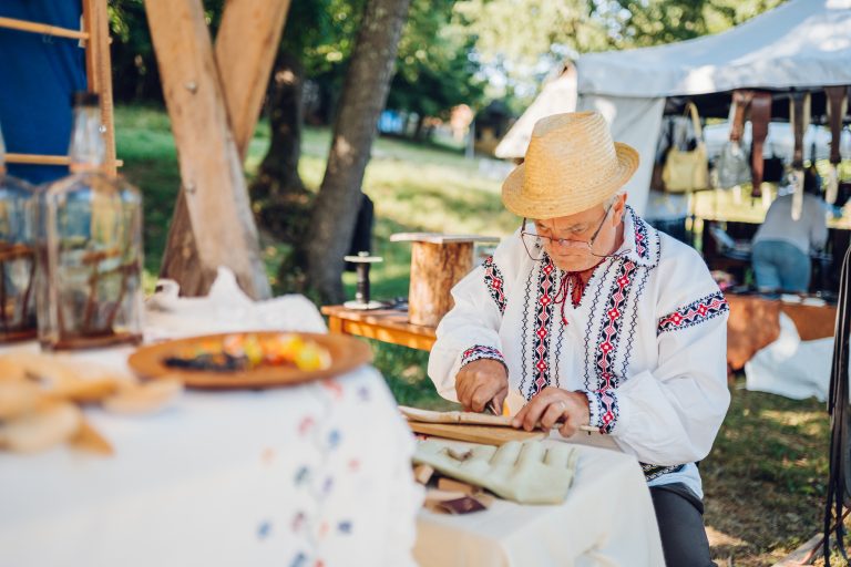 Zeci de meșteri tradiționali și restauratori își dau întâlnire la Muzeul ASTRA